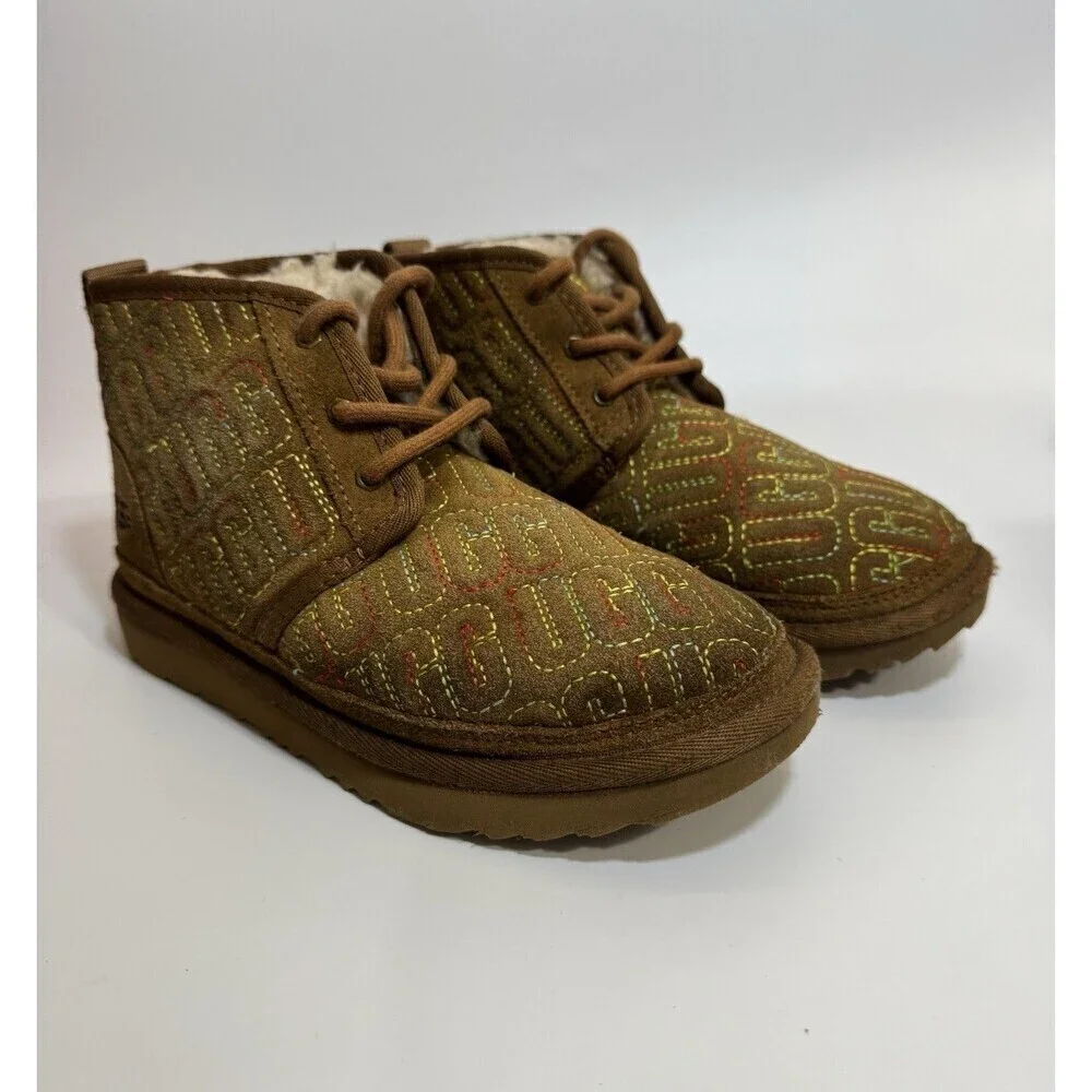 UGG Neumel Chukka Boots Graphic Stitch Logo Suede Look Chestnut Brown Size 2-FM5